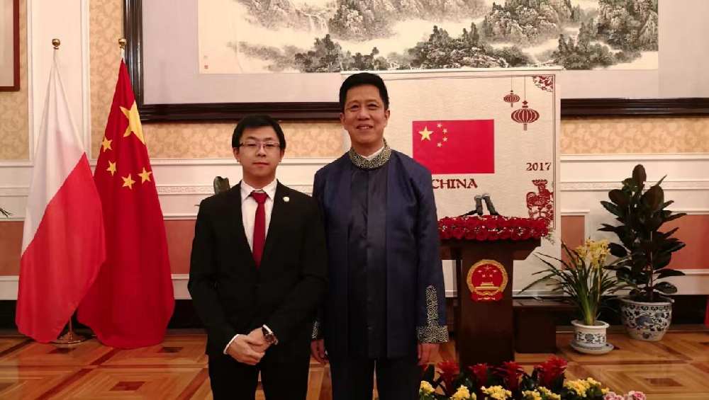 2018-01-29 作为中波-进出口贸易优秀服务商， 得到 中国驻波兰大使馆徐坚大使的邀请！ 并予以表彰。